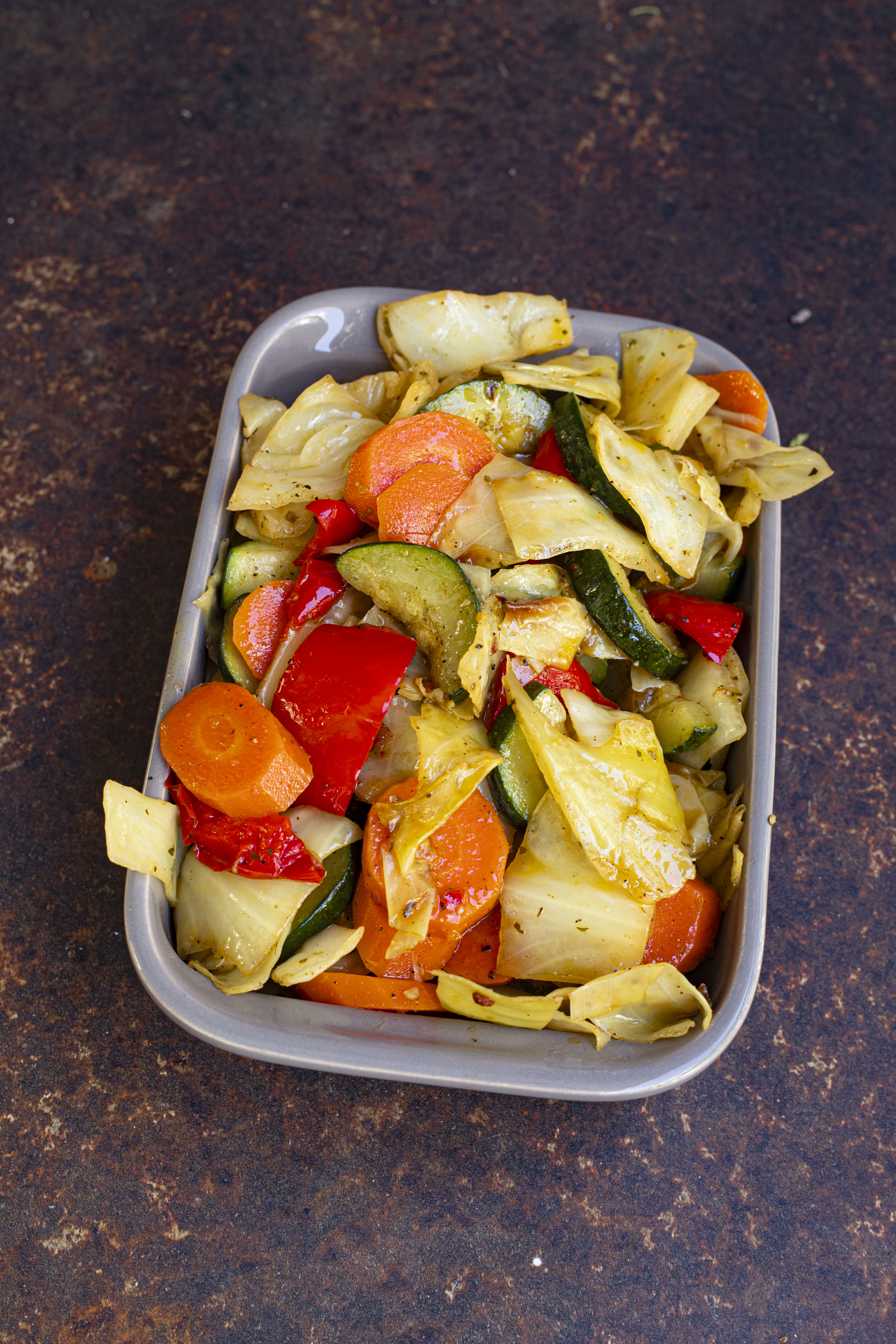 Chou rôti aux poivrons, carottes et courgette - Aistou Cuisine