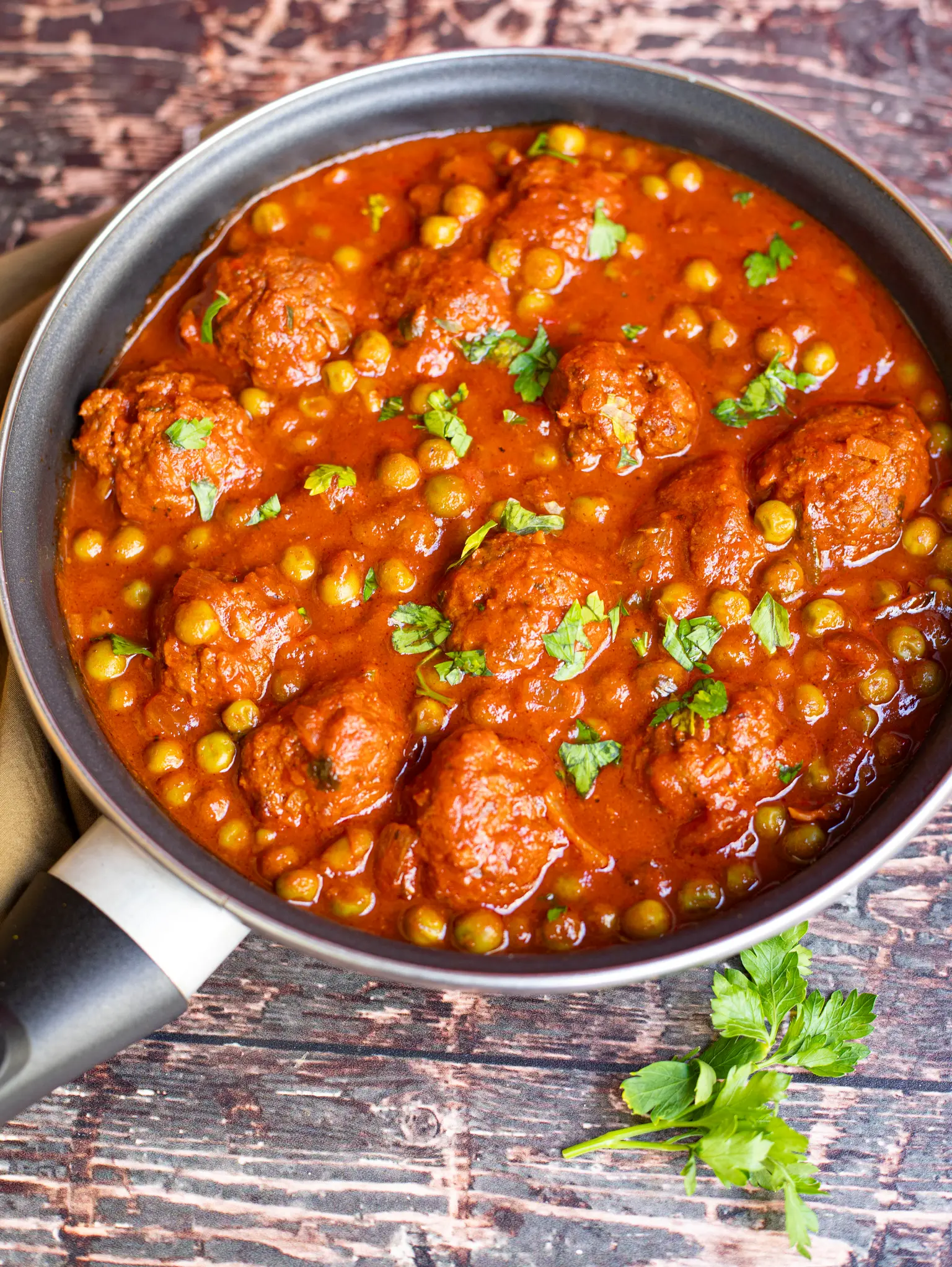 kefta à la sauce tomate et aux petits pois