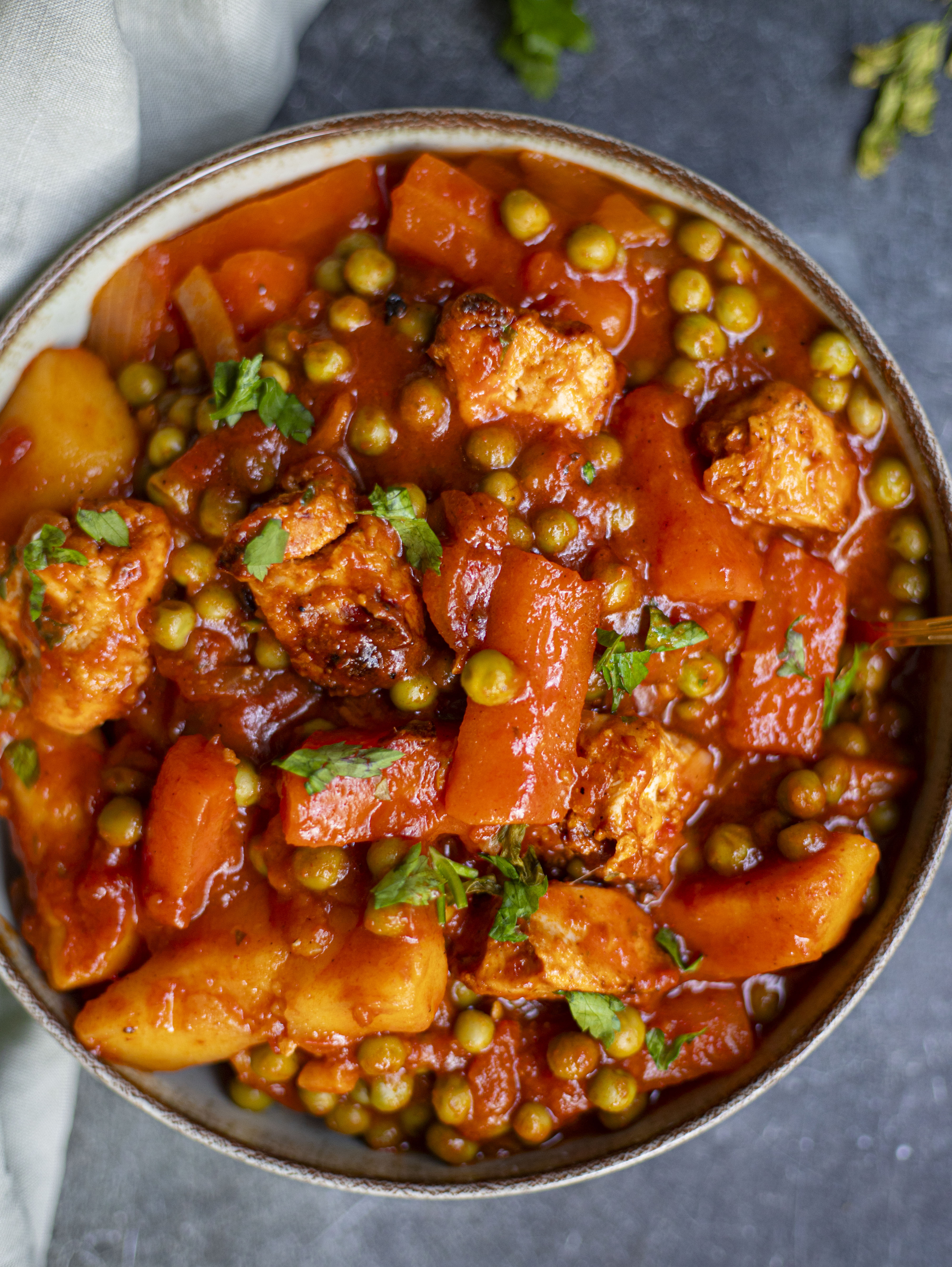 Poulet mijoté aux petits pois et pommes de terre - Aistou Cuisine