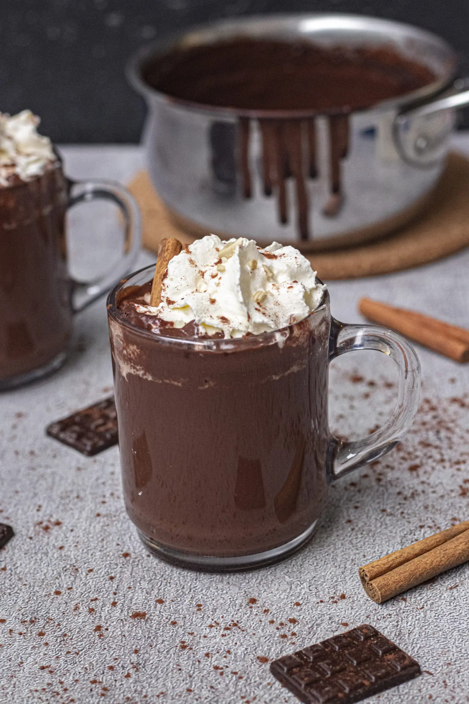 chocolat chaud maison au beurre de cacahuete et aux epices cannelle muscade