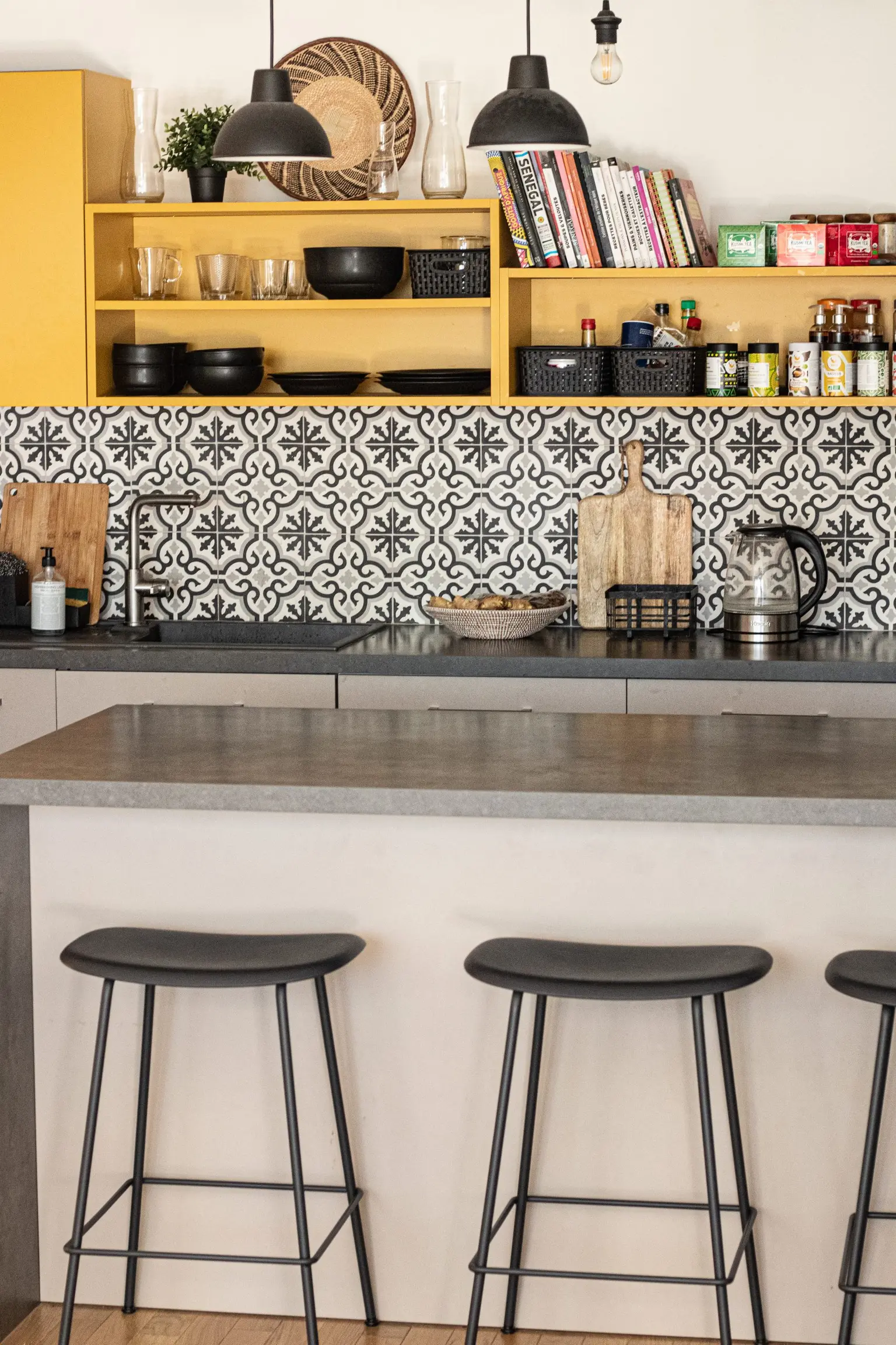 cuisine ilot central tabourets
