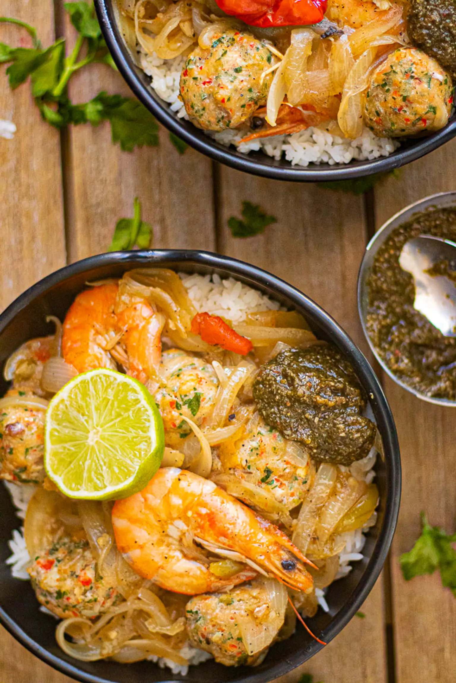 yassa aux boulettes de poisson et crevettes
