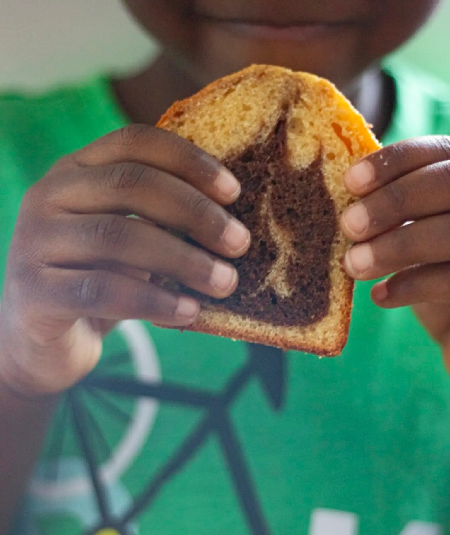 enfant qui tient un cake