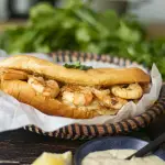 sandwich aux crevettes sautees sauce mayonnaise aux herbes
