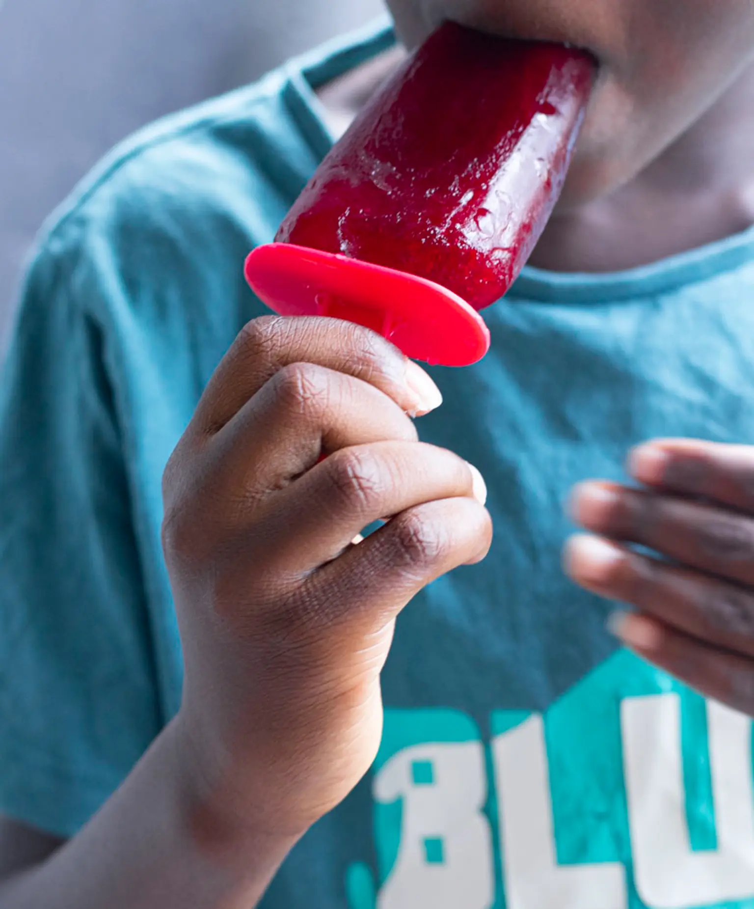enfant qui tient esquimaud bissap