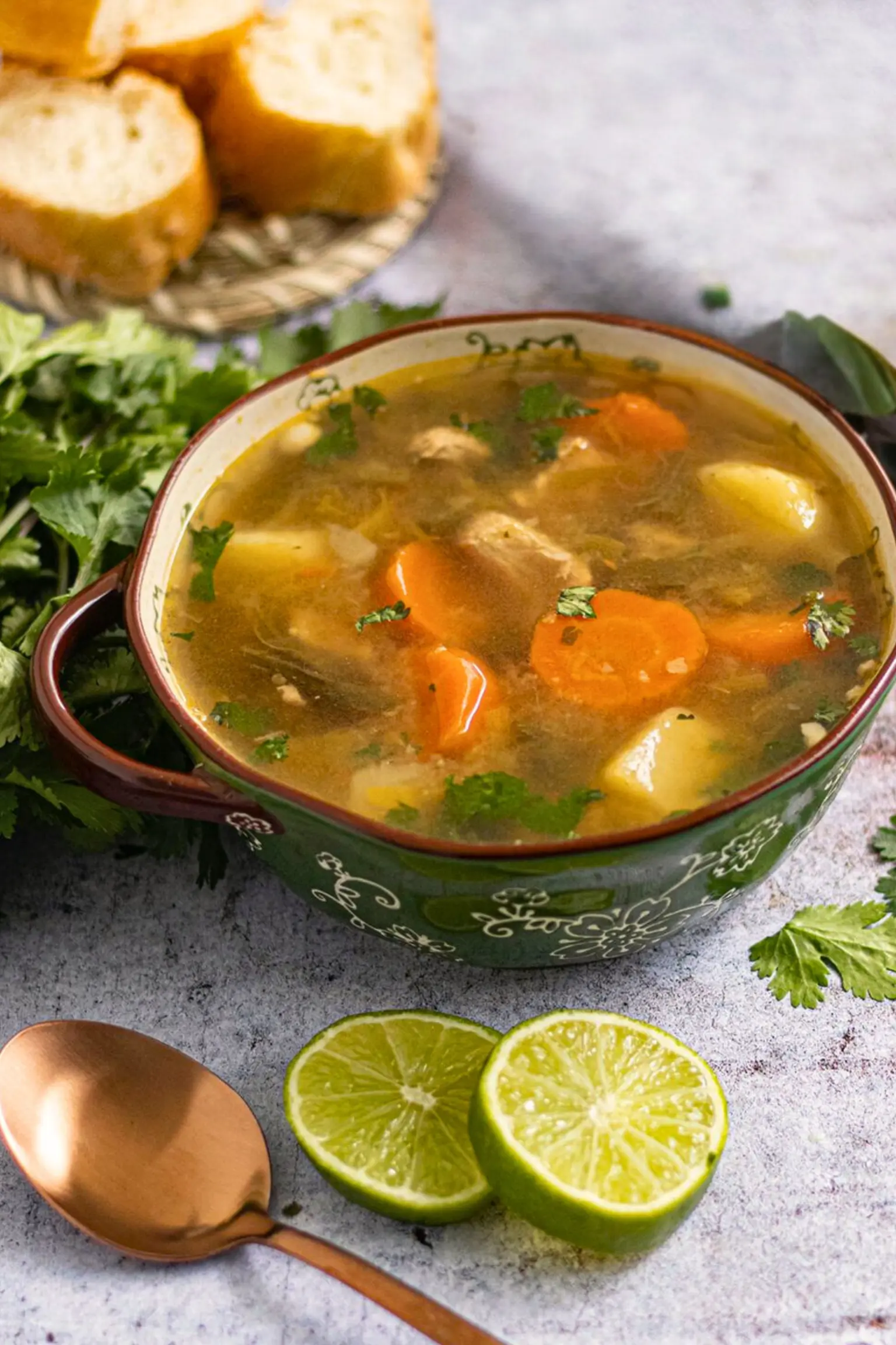 bol de soupe avec pain le cote