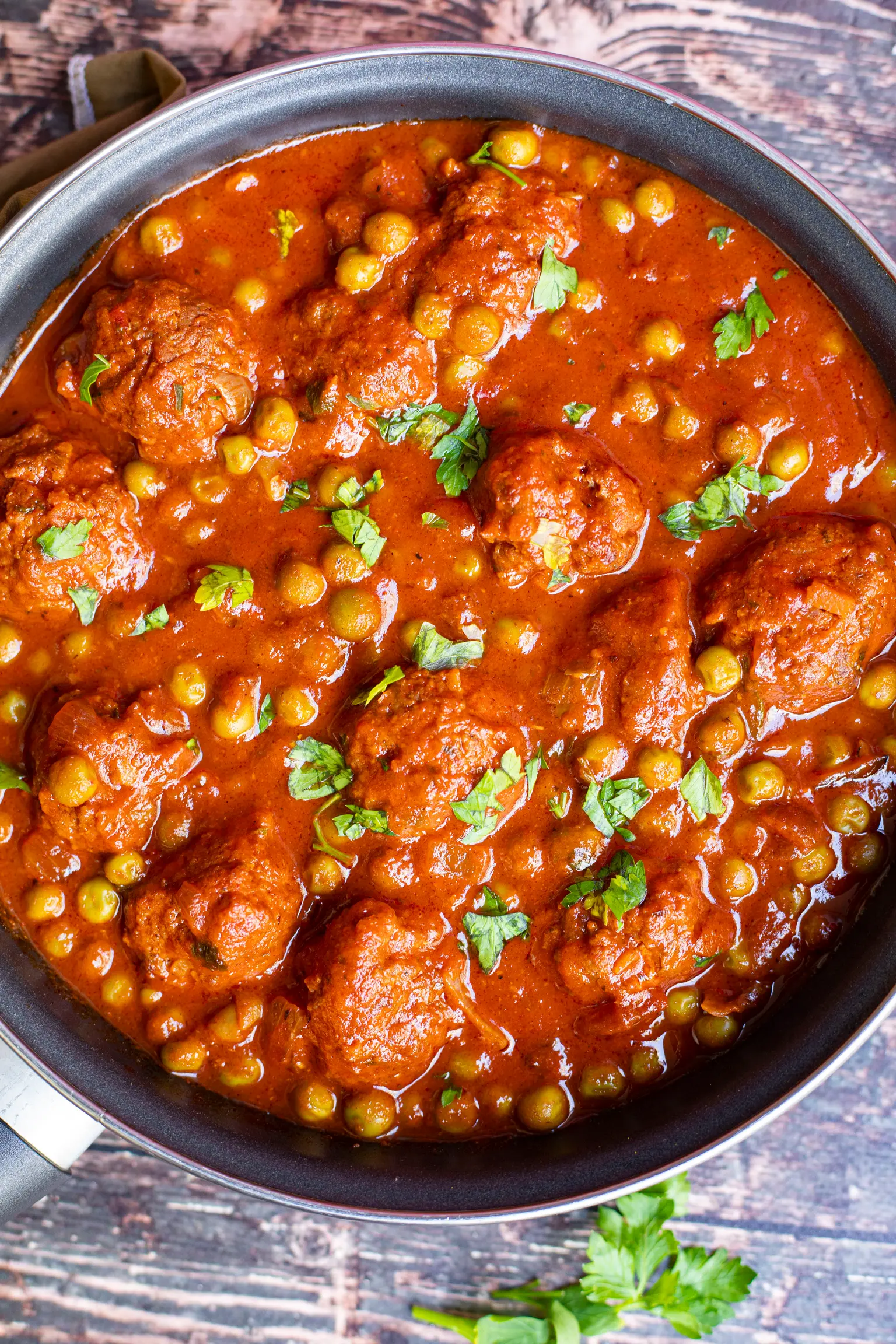 kefta à la sauce tomate et aux petits pois