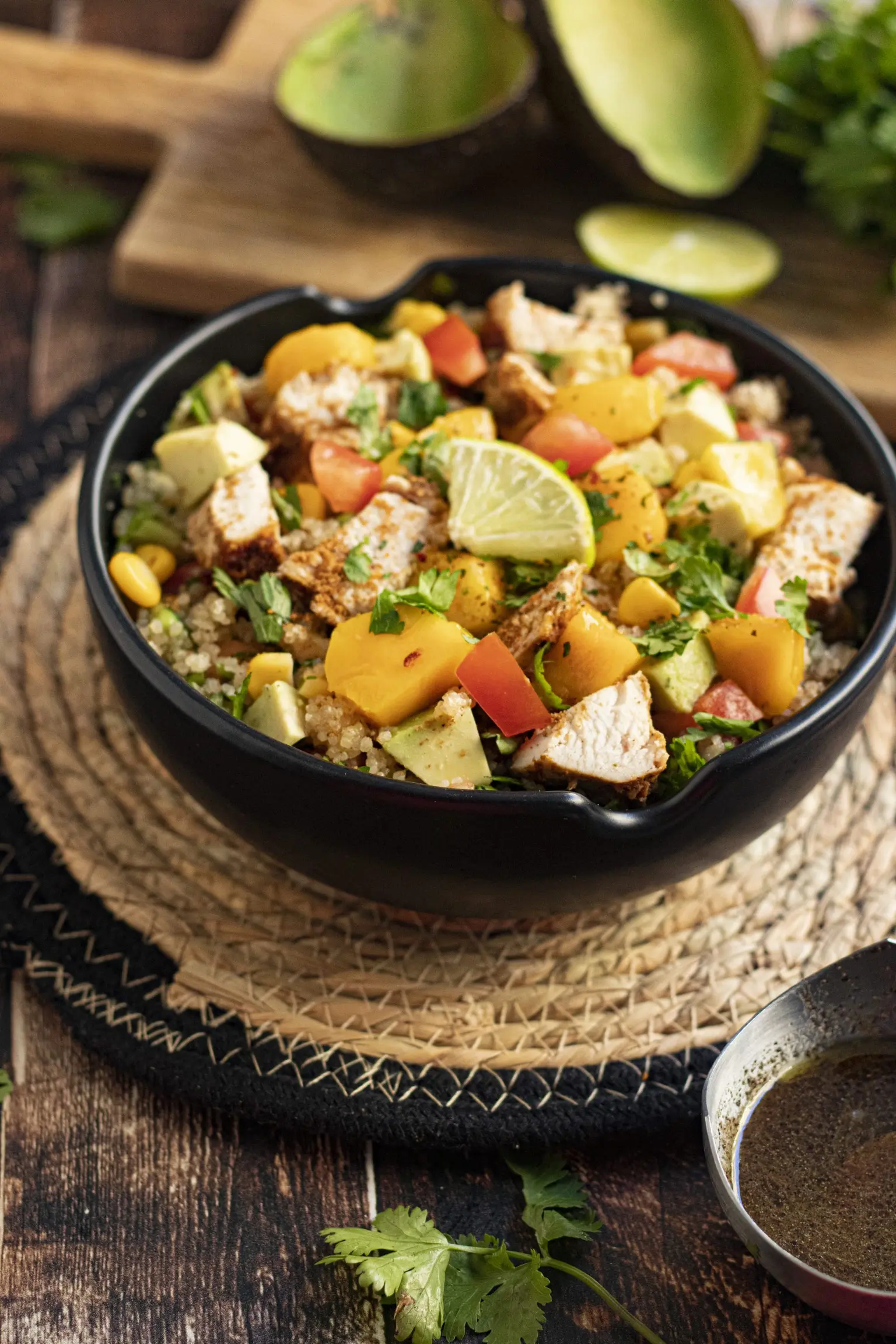 salade dattieke a la mangue a lavocat et au poulet suya