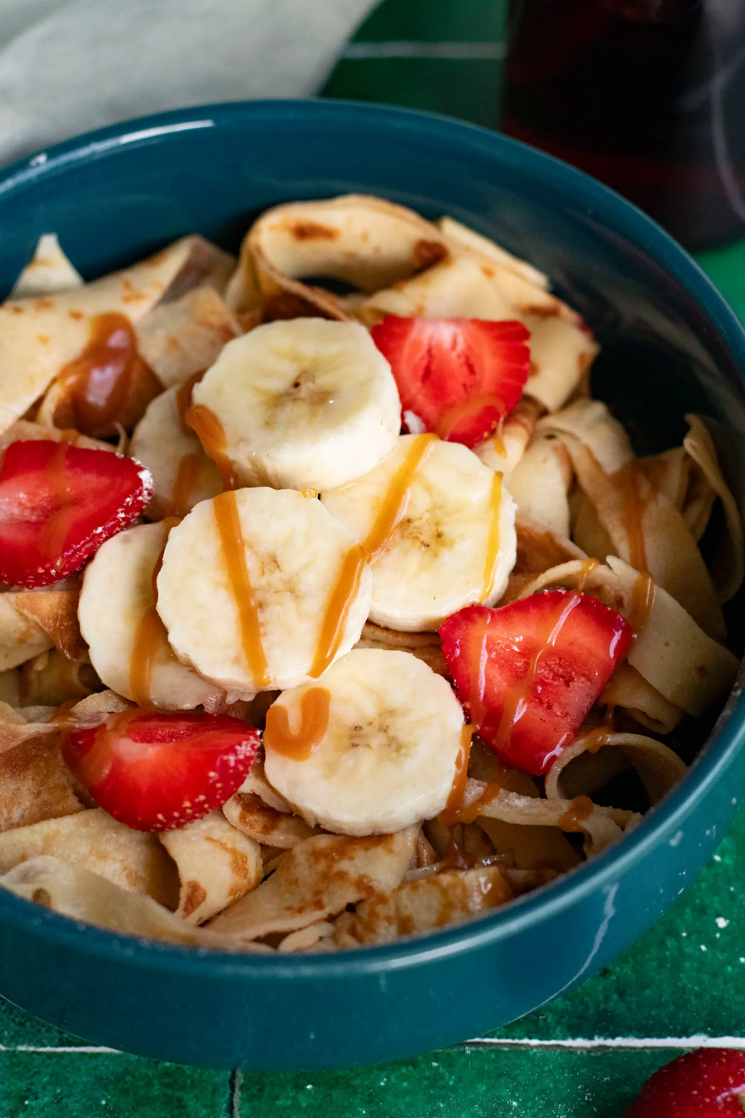 crepes caramel fraise dans un bol