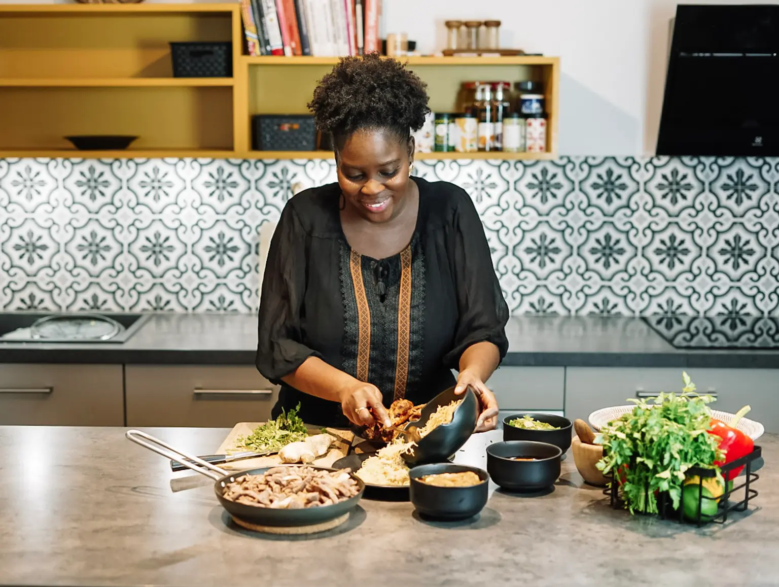 aistou dans sa cuisine