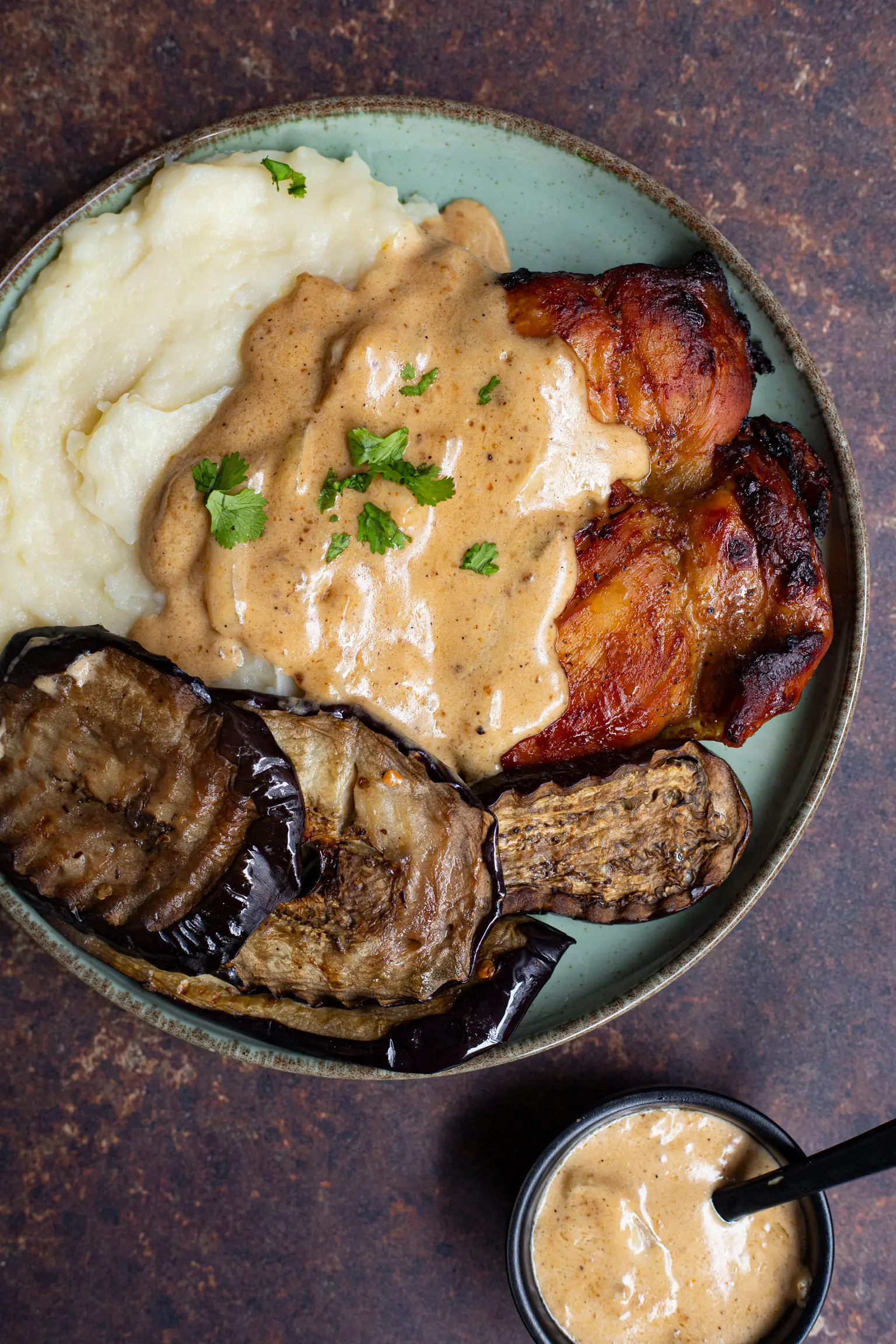 hauts de cuisse de poulet rôtis et sauce crème moutarde