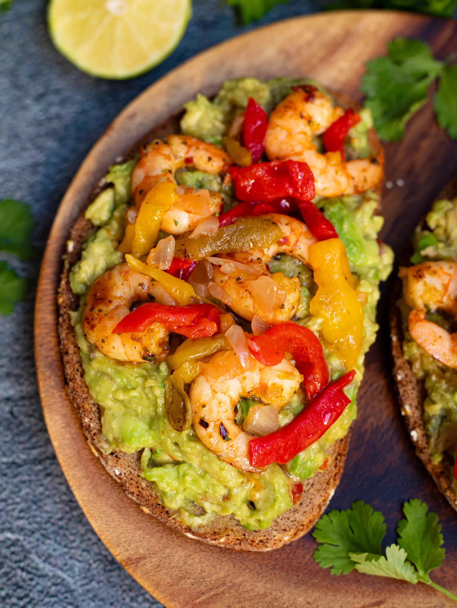 tartines avocat crevettes poivrons grilles