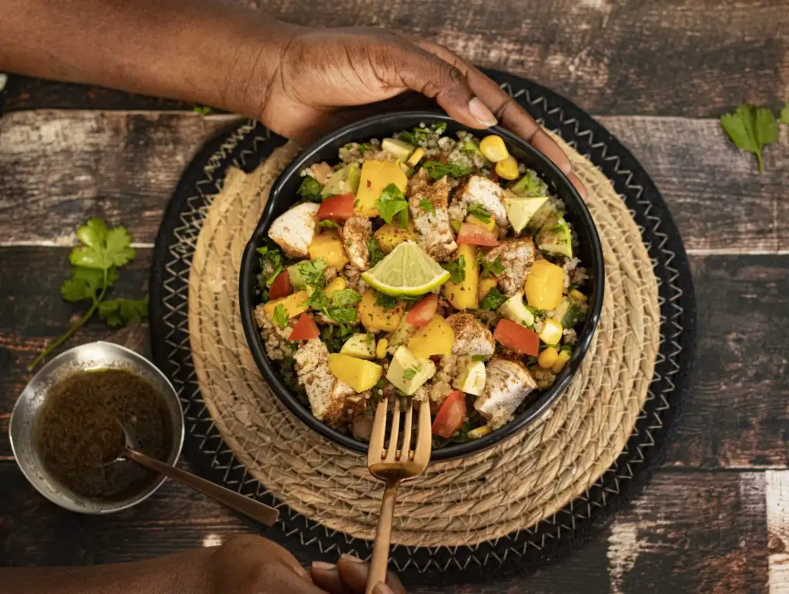 salade dattieke a la mangue a lavocat et au poulet suya