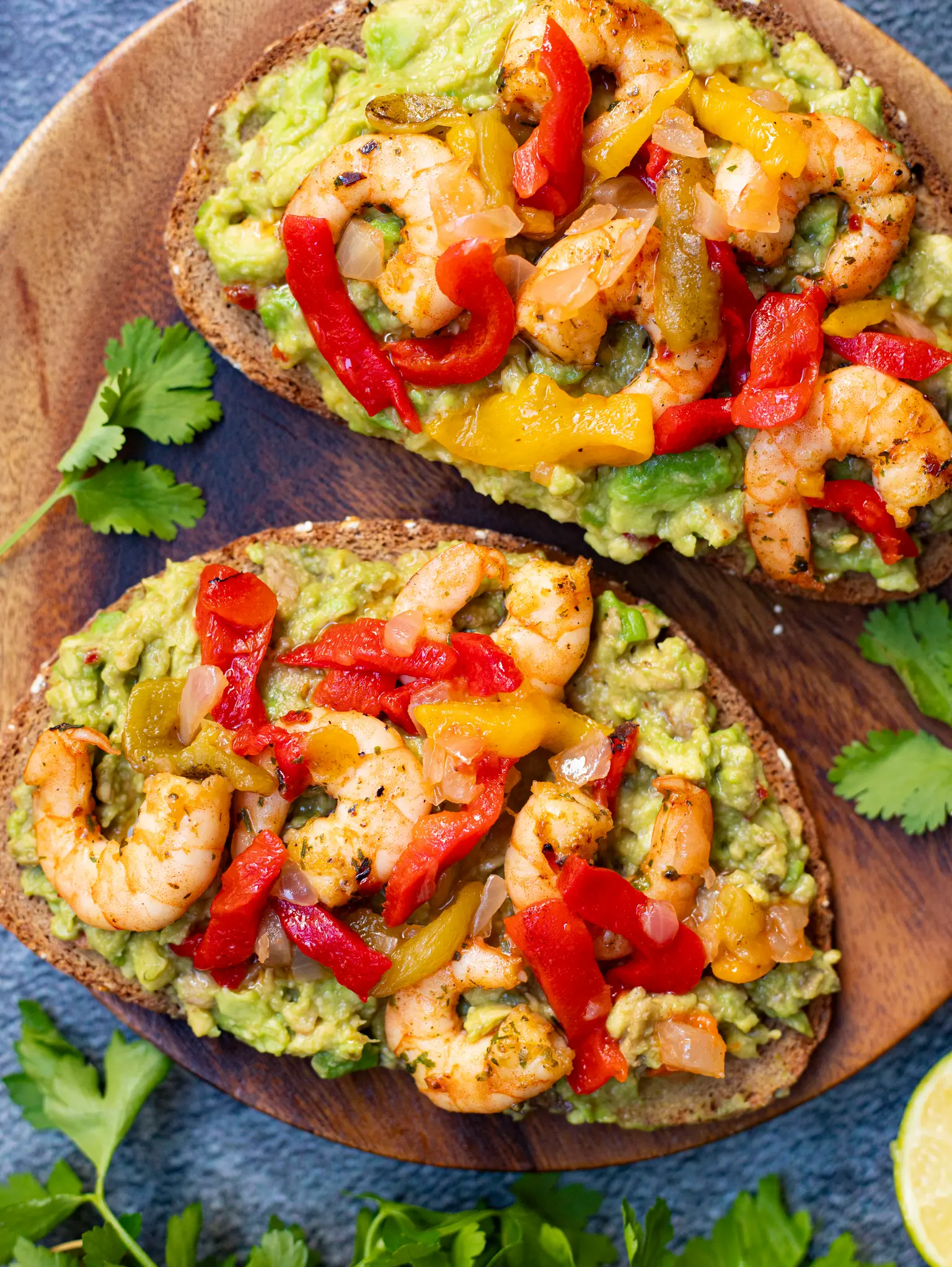 tartines avocat crevettes poivrons grilles