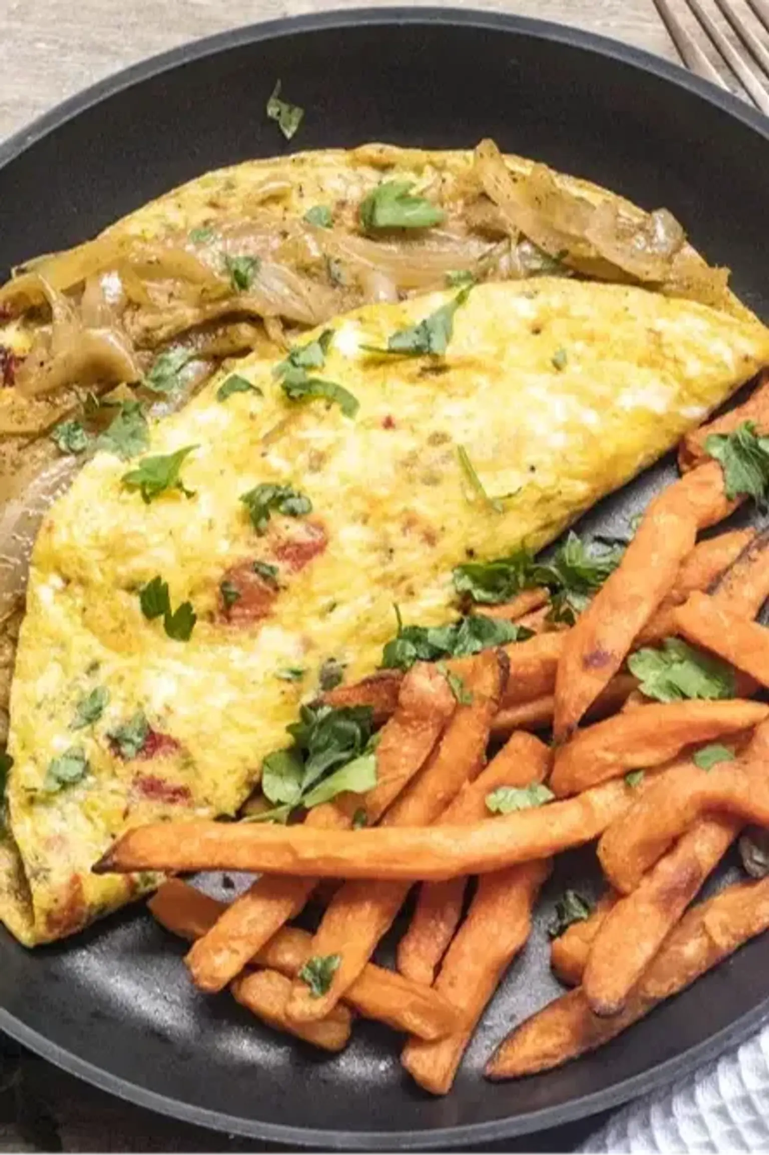 omelette aux oignons et frites de patates douce au four