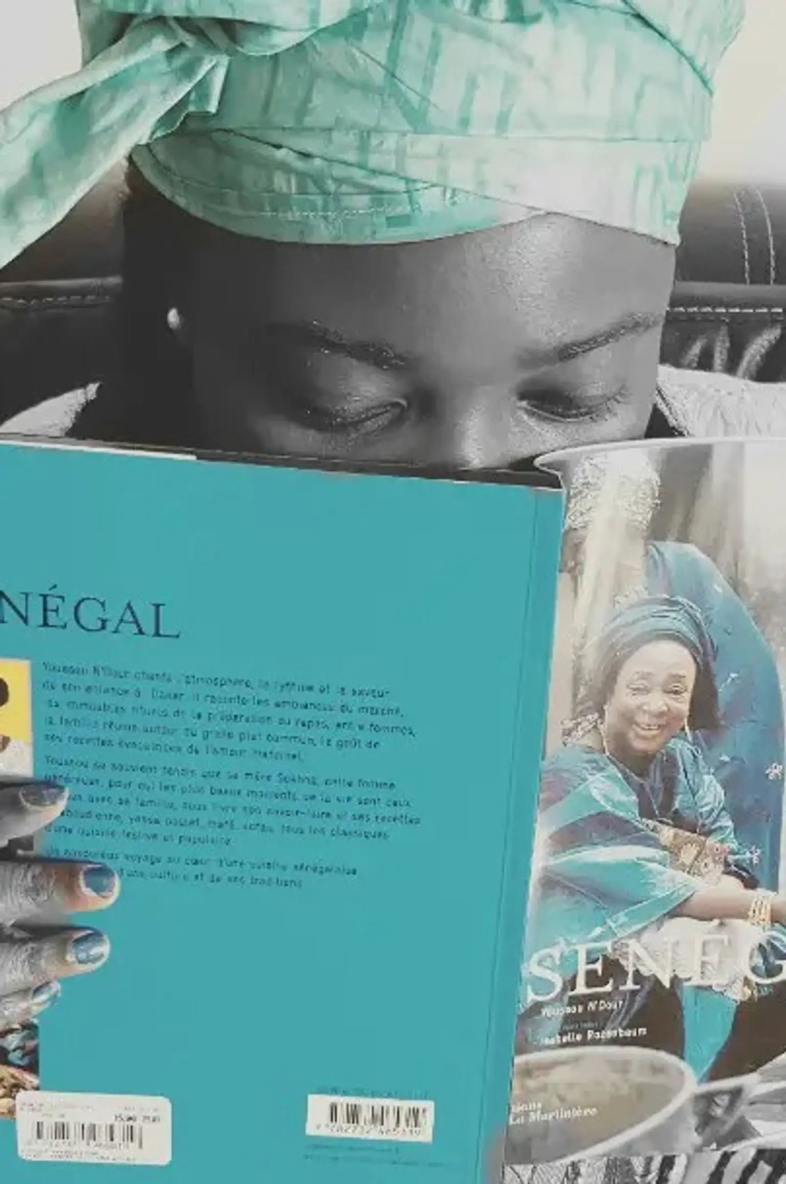 Femme Qui Tient Le Livre De Youssou Ndour