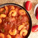 crevettes sauces tomate dans un bol avec riz