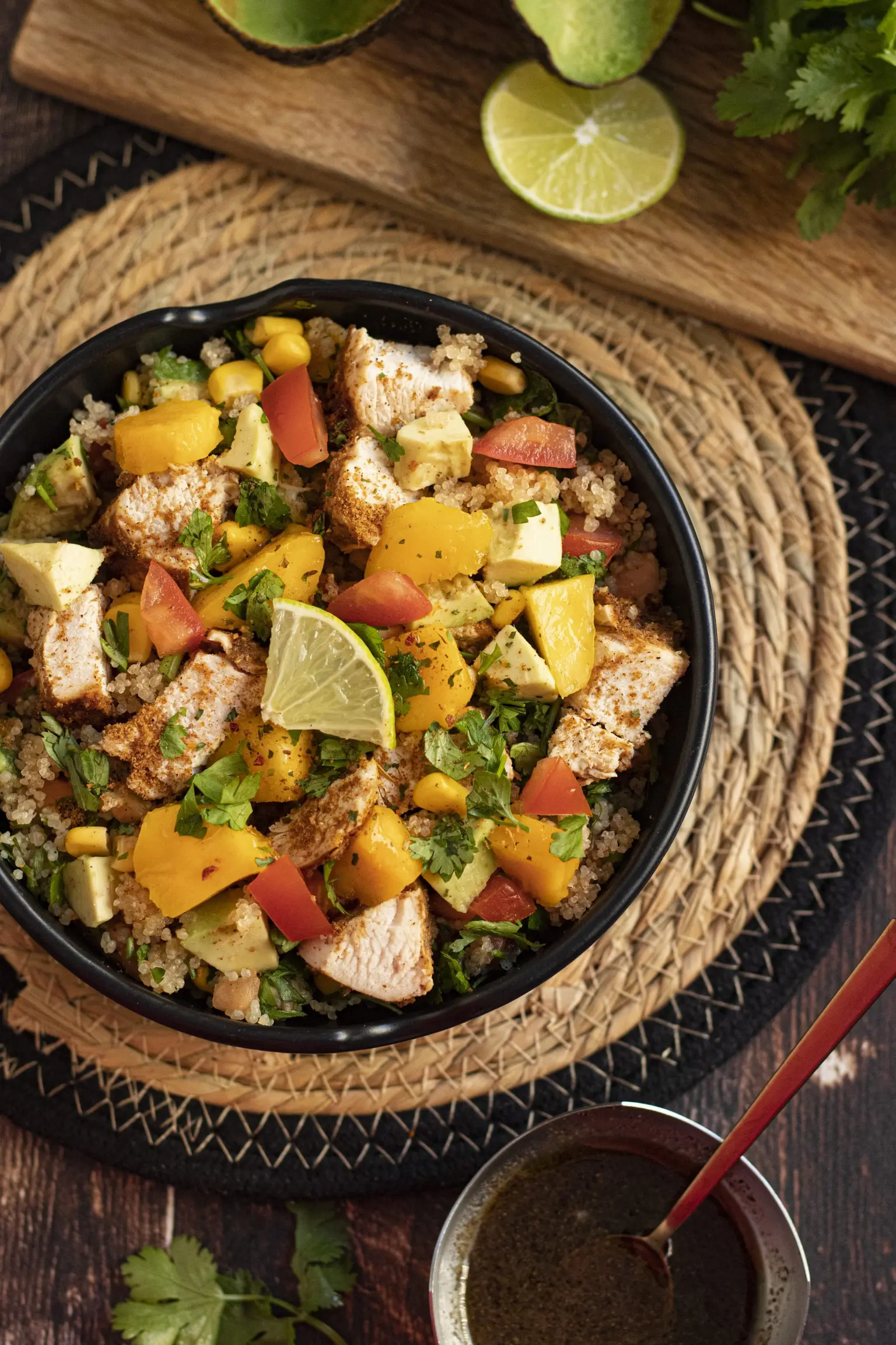 salade dattieke a la mangue a lavocat et au poulet suya