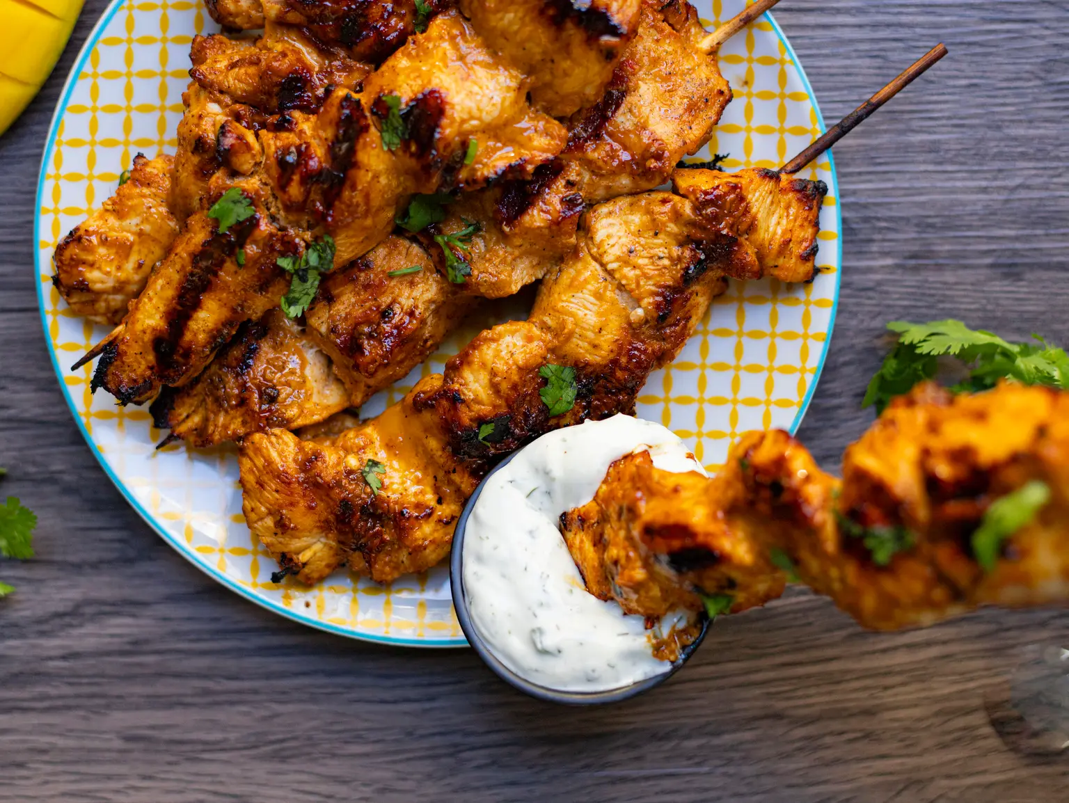 brochettes de poulet a la mangue et sauce tzatziki-3