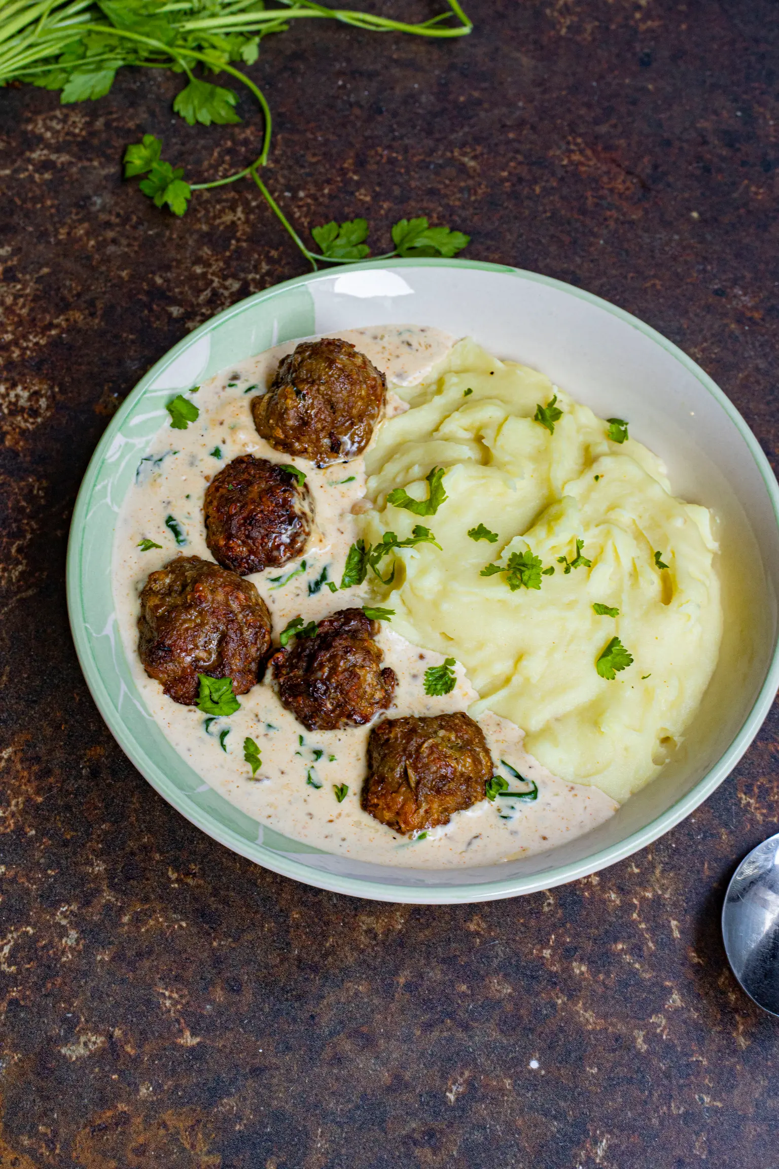 boulettes de viande à la crème et aux épinards